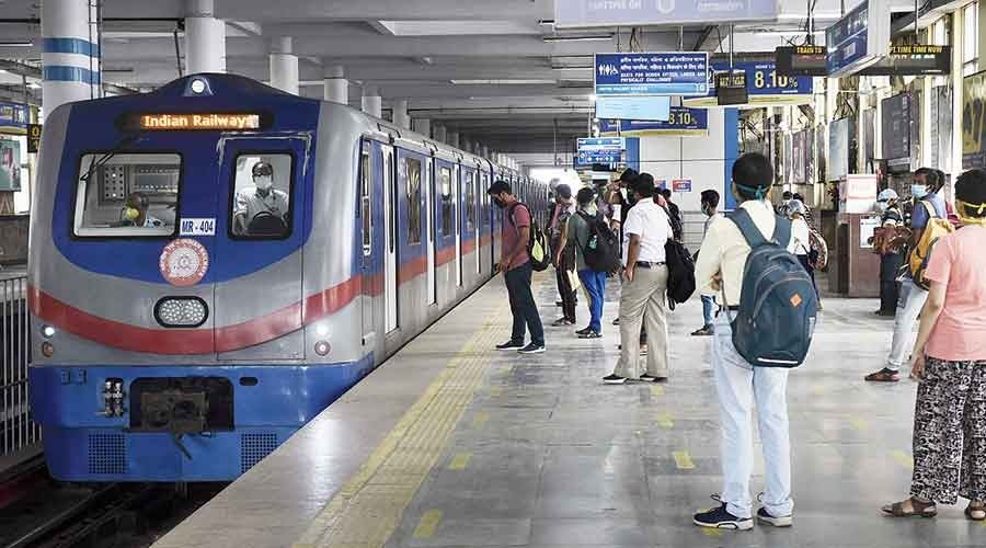 Kolkata Metro : ১ বছরে সওয়ার প্রায় ১৭ কোটি নিত্যযাত্রী - অফিস ডে থেকে উৎসবের দিন , কোলকাতা মেট্রো যেন লাইফ লাইন