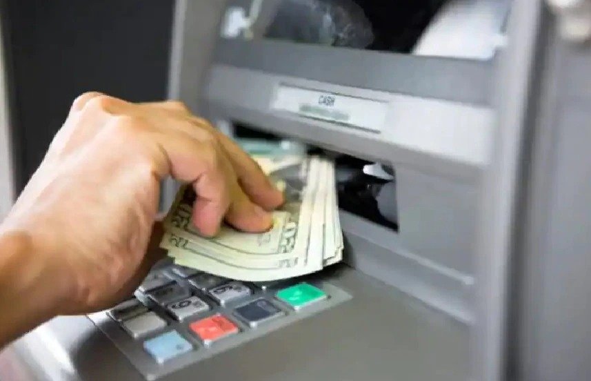 ATM : এটিএমে গিয়েছেন ? কিন্তু সাবধান ! মেশিন থেকে বার হতে পারে জাল নোট !